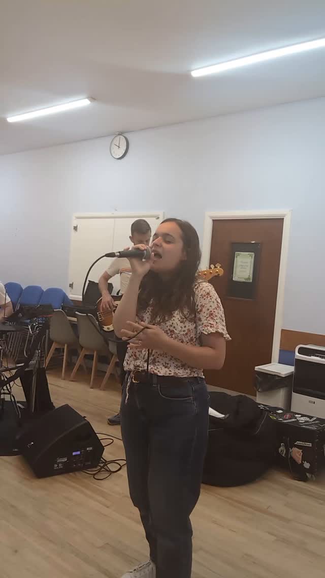 Last Monday it was SO good to be back with the band @houseofharmonyband ❤️
This was a first dance request, and honey did my heart stop when I found out they wanted this 😂 but I will never stop trying to be @ladygaga ✌️I loved singing it and I have been obsessed ever since.
Could this be your first dance song?
Go follow the band for more updates and to see what we're up to!
#singer #firstdance #rehearsal #weddingsinger #vocals #band #ladygaga #brunomars #lovesong