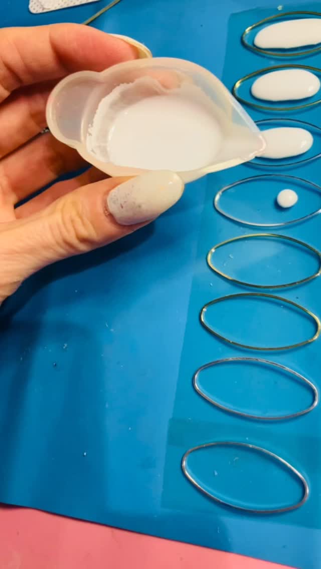 Made these earrings a while back but just now getting to editing the video for posting. Sometimes I ask myself “Am I a photographer, videographer and social media worker, or a Botanical Artist?”
🤔 🧐 🧑🎨 🧚🏼 🌸
These pairs are all sold, but more can be made upon request. Message me for details.