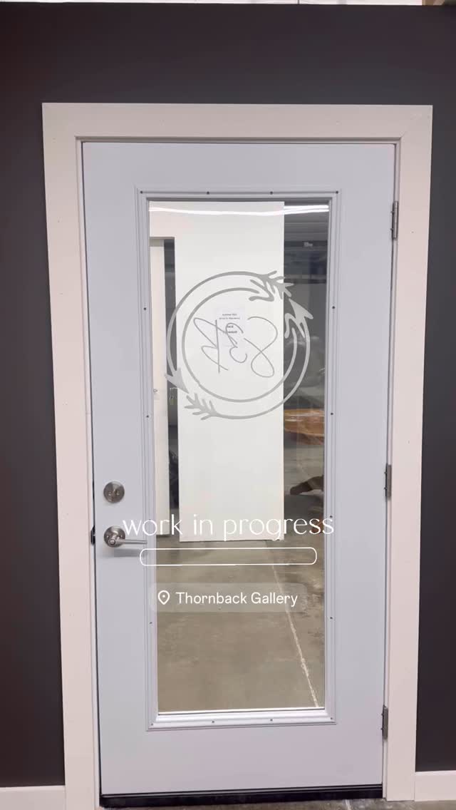Our new office is a work in progress … we love the collaboration with @thornbackgallery and all the other resident artists. We can’t wait to get started in our new home!
#artgallery #newoffice #slowlybutsurely #officespace #artiststudio #multifamilydesign #studio3binteriors #makingeveryhomehappy #meetmeforcoffee #designstudio #theloftsofgreenville #monaghanmillsc