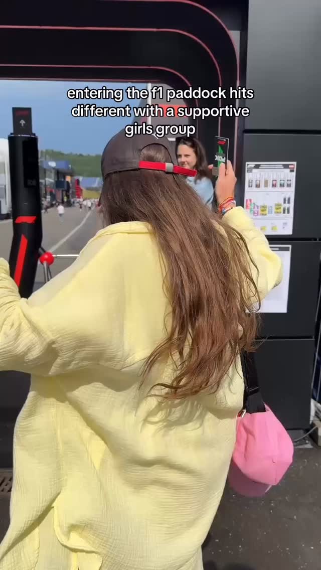 The happiest girls💓💓💓
@beatrice_buzzatti @f1withisis @anoukontrack @celinef1visuals
join us now ✨
www.grandprixgirlies.com
✨ link in bio🎀
#f1 #f1girls #f1paddock