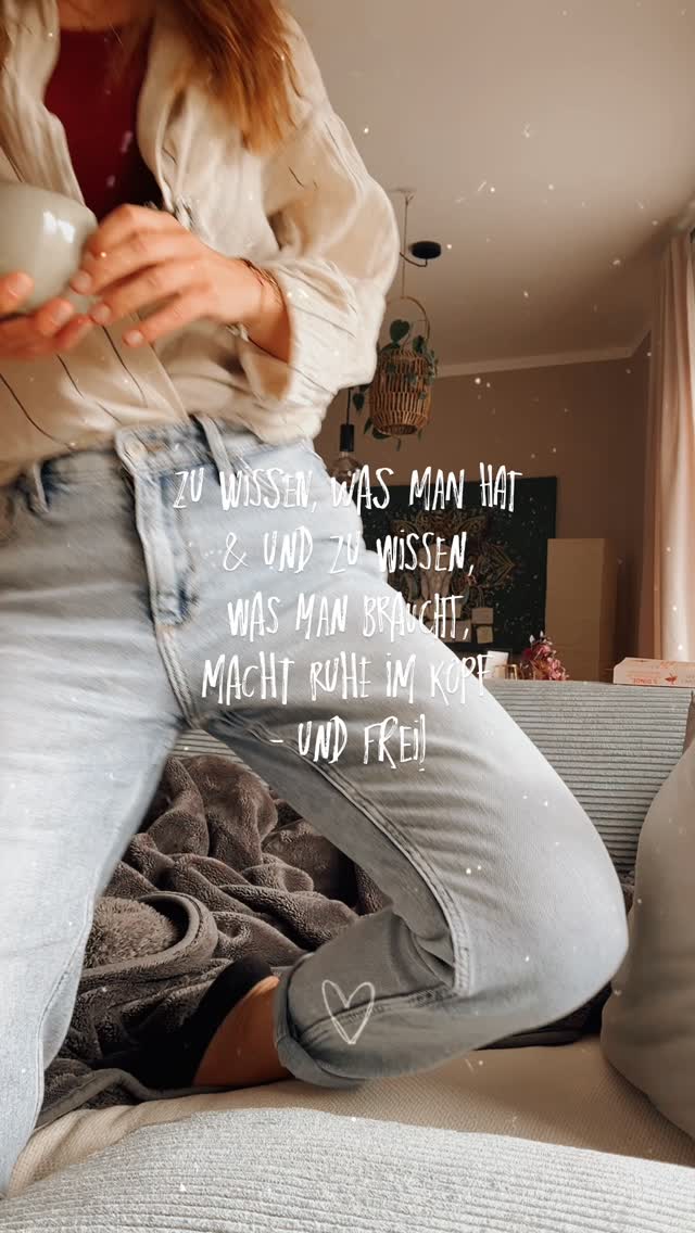 Ganz ehrlich: Früher dachte ich auch: „Das ist zu kompliziert, wo soll ich da nur anfangen - und warum überhaupt?“
UND Ich hatte eine Scheiß-Angst davor, was ich sehen würde, wenn ich wirklich hinschaue! 🫣
WAS ICH HEUTE WEIẞ?
Klarheit ist kein langweiliges Excel-Dokument.
Klarheit ist RUHE.
Klarheit bringt FOKUS.
Klarheit ist FREIHEIT!
Ein tiefes „Ich weiß wo ich stehe!“
Heute weiß ich genau, was da ist - und was ich wirklich brauche, um mich finanziell sicher und frei zu fühlen.
Kein Dauergrübeln mehr, keine Unsicherheit mehr - nur bewusste Entscheidungen. Aus dem Bauch. Aus der Intuition. Gestützt von Zahlen, die mir Sicherheir geben.
Und genau DAS wünsche ich dir auch.
Du musst kein Finanzprofi sein.
Nur bereit, ehrlich hinzuschauen - mit Herz, Vertrauen und einer Portion Neugier ✨
🧡 Wenn du dir Klarheit und Ruhe wünschst, aber nicht weißt, wo du anfangen sollst, lade ich dich von Herzen dazu ein, dass wir uns kennenlernen - schreib mir eine DM 💌
FINANZCOACHING
FINANZENFÜRFRAUEN
FINANZIELLE FREIHEIT
MONEYMINDSET
GELDBEWUSSTSEIN