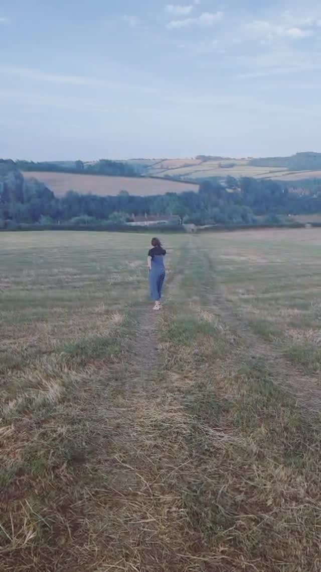 How’s your summer going so far? 🌱
The days stretch long… full of light, and still,
we can forget to breathe.
Care of the self is not a retreat from the world,
but a way of being in it… differently.
So what if self-care isn’t indulgence,
but quiet revolution?
A soft rebellion.
A whispered yes to your own body,
your own becoming.
Let touch be healing.
Let stillness be strength.
.
.
.
.
#bathsomerset #mobilemassage #athomemassage #massagetherapist #selfcare #wellness #bathmassage #summerishere #summerselfcarechallenge #wellbeing