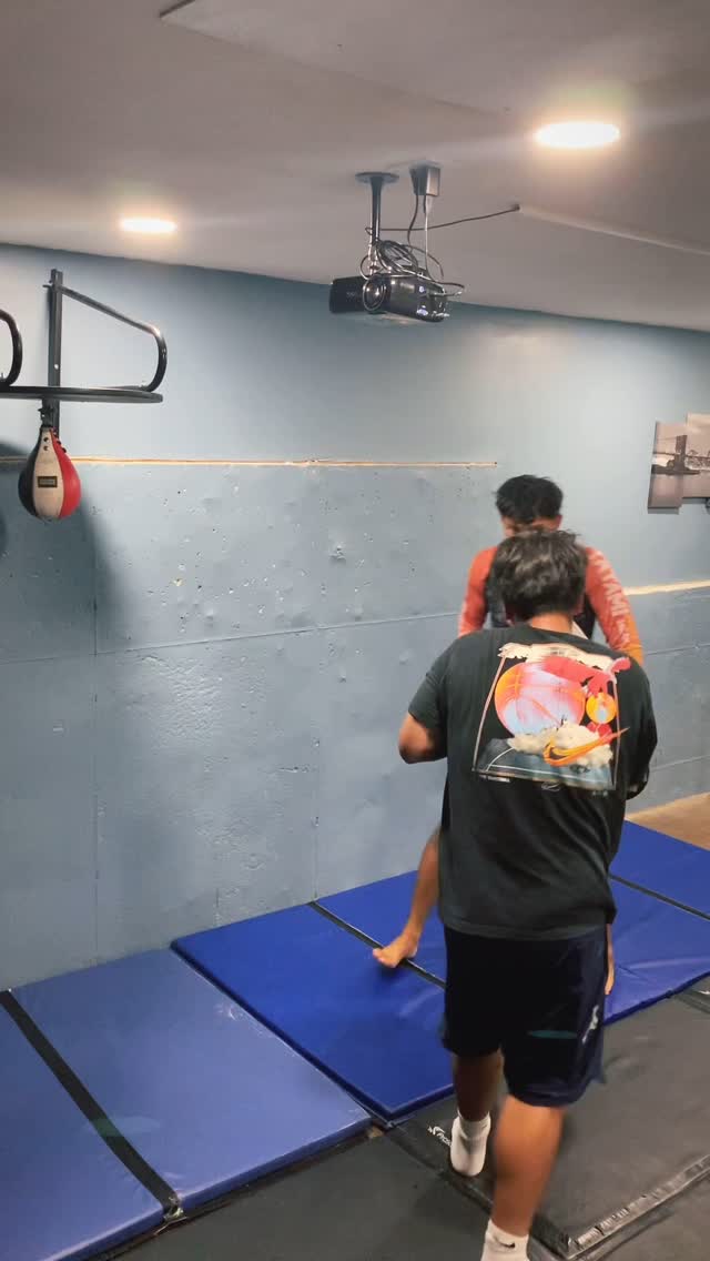 Pushing limits and throwing punches! 🥊💪 Training my client to level up his fitness, master pad work in boxing, and dominate kickboxing techniques on the heavy bag. Start your journey today! 💥 #FitnessJourney #KickboxingVibes #PersonalTraining