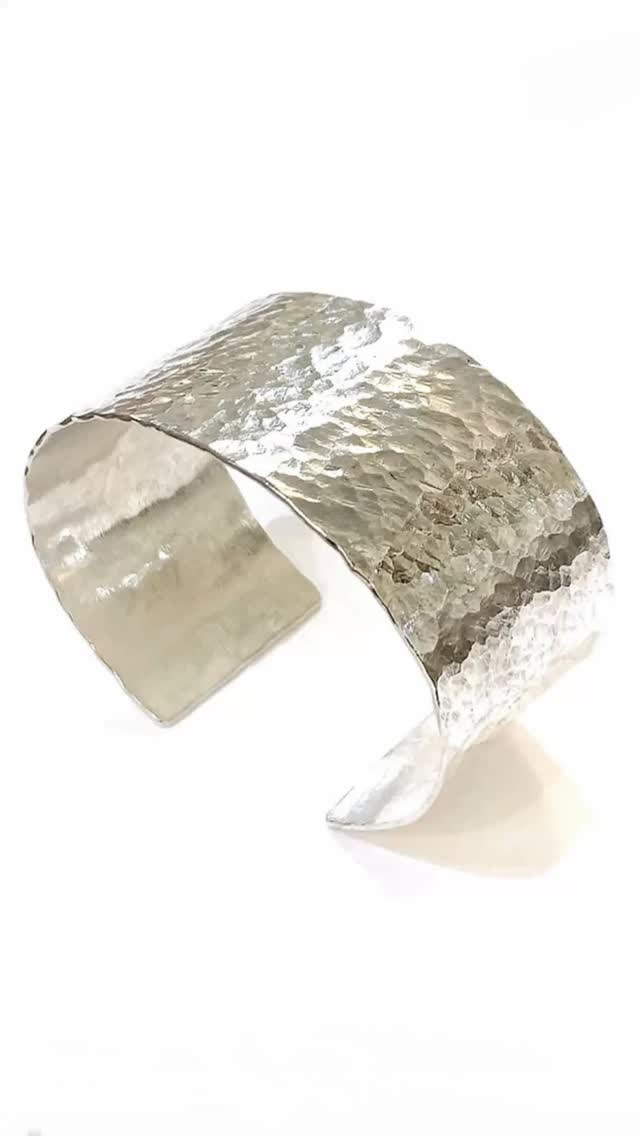 If you didnt already know I currently hand make 16 different collections of jewellery.
Here is a reel so show a couple of images from each collection to give you a taster 😀
You can purchase any item and see more on on my website and at @frannyandfiler - https://www.abbyfilerjewellery.co.uk/
#abbyfilerjewellery #jewellery #jewelry #silverjewellery #handmade #frannyandfiler #contemporaryjewellery #silver #jewelleryshop #jewelleryaddict #bangle #necklace #earrings #bracelet #studs