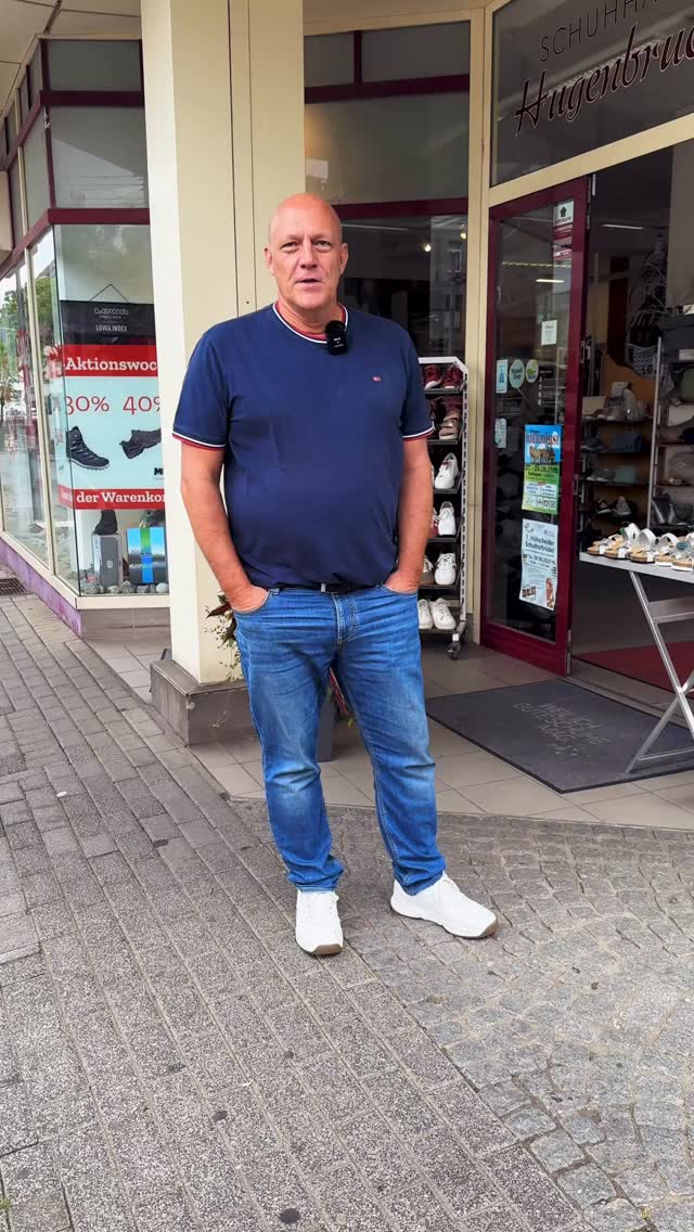 🟠 Solinger Geschichte – ein Rundgang durch die Innenstadt Teil 1
Seit Generationen betreibt Lutz Nippes Familie das älteste Schuhgeschäft Solingens. Die Hauptstraße: Früher pulsierendes Herzstück der Innenstadt. Heute: Leerstand, Stillstand, Rückzug.
In unserem Rundgang durch die Innenstadt wird deutlich: Hier wurde zu lange verwaltet statt gestaltet.
Es reicht nicht, über Bürgerbeteiligung zu reden. Wir wollen echte Lösungen entwickeln, mit den Menschen, nicht über sie.
👉 Die Innenstadt lebt – wenn wir es wollen.
Deshalb haben wir SG.Zukunft gegründet. Eine neue Wählergemeinschaft, getragen von Erfahrung, Bürgernähe und dem echten Willen zur Veränderung.
Wir stehen für konkrete Ideen statt Alibi-Politik – und freuen uns über den riesigen Zuspruch.
Wenn ihr uns unterstützen möchtet, meldet euch gerne bei uns.
Wir freuen uns auf eure Nachricht! 🟠
#SGzukunft #solingen #kommunalwahl2025 #zukunft