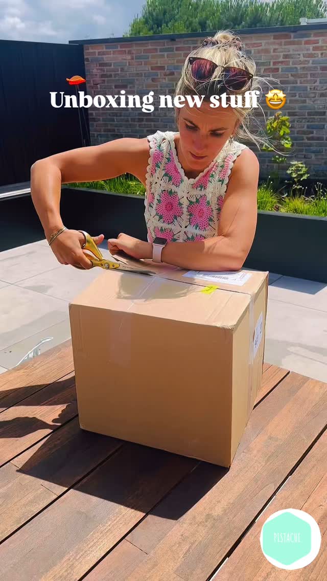 Koffiebar Pistache zwaait haar deuren open op 3 september 2025! Ondertussen zijn de voorbereidingen hier volop aan de gang! Het opstellen van een menukaart en het bijhorende voorproeven van nieuwe producten is daar een plezant onderdeel van! 😋@arthurandsisters (ook twee ondernemende zussen) delen een prachtig verhaal en wij waren direct verkocht!
Woensdagochtend, kids naar school; stopke bij Pistache, heerlijke koffie en een gepimpte (maar bovenal gezonde!) yoghurt op de tafel,… Ontbijten in alle rust en een koffie drinken die nog warm is. Me-time pauzeknop alvorens om 11u30 de taxi-mama/papa weer met de glimlach overuren draait…
Zie je het al voor je? Wij wel. 🫶🏻
Geen zin om te wachten tot september? Test ze alvast zelf en laat ons vooral horen wat jullie ervan vinden in de comments🤗
#koffiebar #comingsoon #gezondontbijt #metime #oatmeal #healthybreakfast #momlife #dadlife #pauzeknop #lifewithkids #pistache