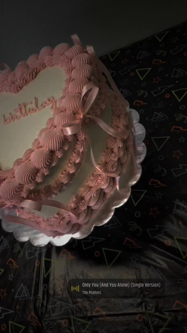 A beautiful vintage heart cake ☺️