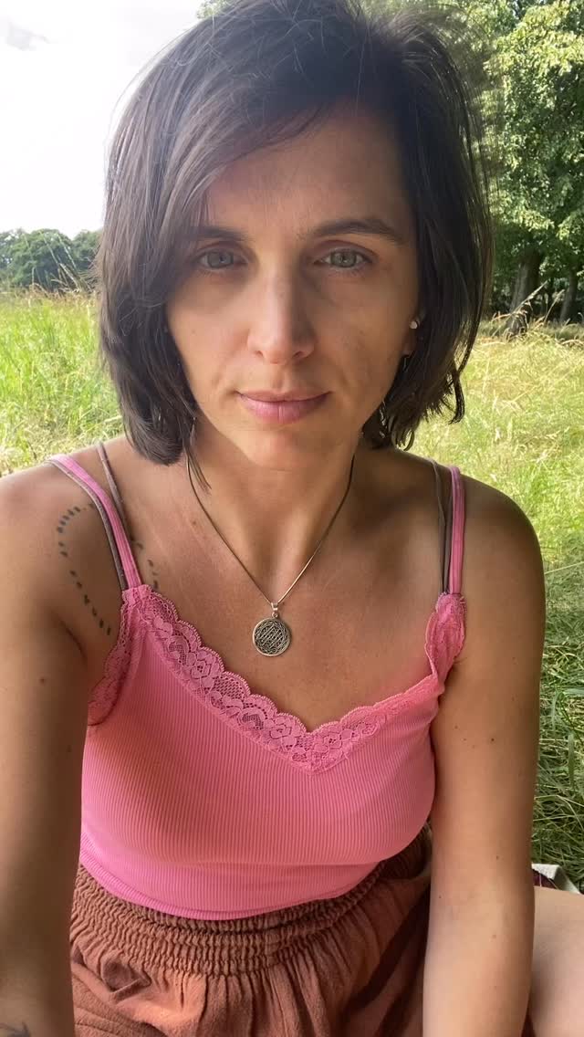 ~ Space in between ~
Presence, trust, wisdom.
Drop deep within yourself.
Let the whispers of the body and heart speak to you 💕
This Thursday we’ll connect online in sisterhood with @artfully.klaudia
Lots of love,
Anna
#sisterhood #spaceinbetween #womenscircle #bodywisdon