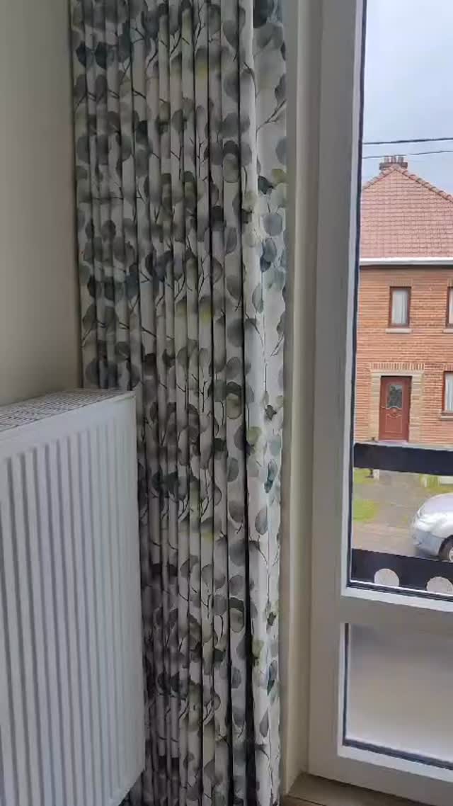 Ma cliente ne savait pas que ce rideau allait lui changer la vie. 🤩
Elle savait qu’elle voulait un rideau.
Mais après le réagencement de sa chambre, elle était un peu perdue :
Quelle couleur choisir ? Quel motif ? Quelle matière ?
Alors je l’ai accompagnée dans un magasin de rideaux.
On a pris le temps de chercher ce qui ferait écho à sa nouvelle chambre, ce qui viendrait lier l’ensemble en douceur, sans alourdir l’espace.
On a trouvé un rideau doux, assorti aux couleurs de la pièce, peu encombrant, mais avec un effet cocoon et apaisant immédiat. 🥰
Et aujourd’hui, elle me dit :
« Je ne pensais pas qu’un simple rideau pouvait autant changer l’ambiance… »
Comme quoi, chaque détail compte.👌🏽
Et c’est souvent celui qu’on croit “secondaire” qui fait toute la différence.
✨ C’est ça, le pouvoir des détails bien pensés.
C’est aussi ça, mon métier.
—-
#architecteinterieur #architectedinterieur #maisons #rénovation #bienetre #amenagementinterieur #rideaux #rideauxsurmesure