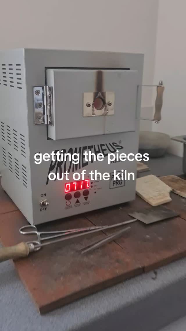 Getting some pieces out of the kiln. Love the hiss and sizzle 😁
#etsyshop #etsyshopowner #flowerjewellery #silverjewellery #silverclay #flowers #buttercup #sycamore