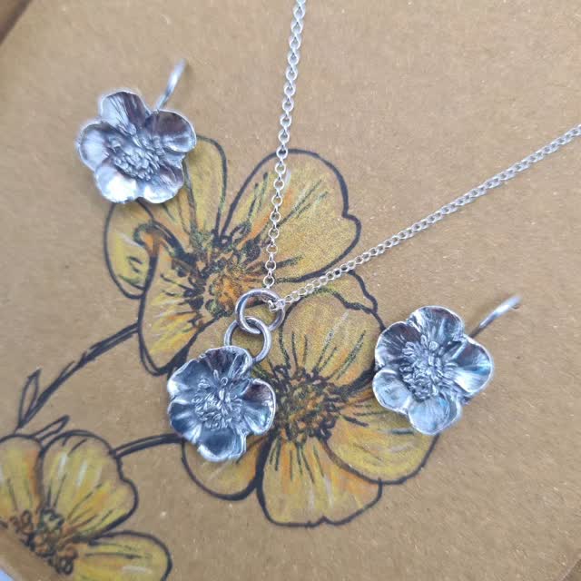The buttercup necklace and earrings are now available in my etsy shop.
#etsyshop #flowerjewellery #silverjewellery #silverclay #flowers #buttercup