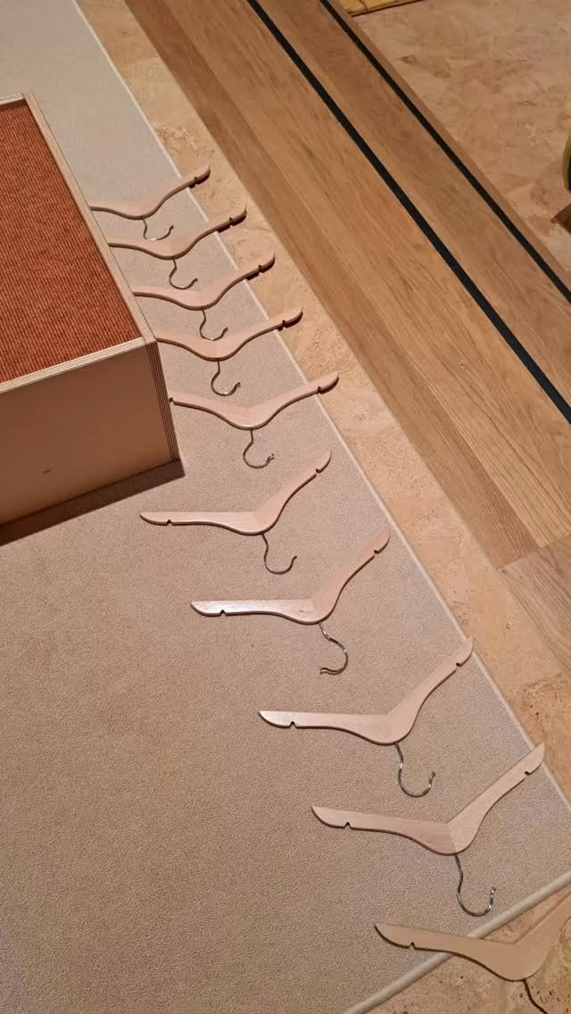 Fantasie kennt keine Grenzen.
In einem vorbereiteten Raum mit offenen Materialien dürfen Kinder gestalten, entdecken und ausprobieren.
Was dabei entsteht?
Ein Weg durch den Raum – gebaut aus Kissen, Kleiderbügeln, Holzstücken und ganz viel Kreativität.
Freies Spiel = freies Denken.
#freiesSpiel #RaumfürIdeen #kindlicheFantasie #Selbstwirksamkeit #spielendlernen