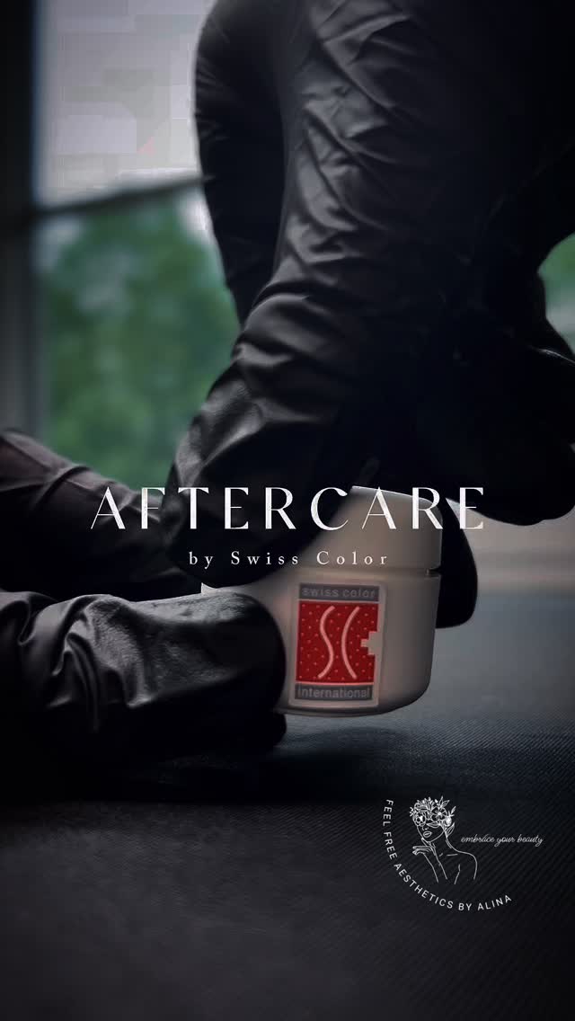 🌬️ Schönheit verdient die richtige Pflege ✨
Nach Deiner Permanent Make-Up Behandlung beginnt der wichtigste Part: die Pflege.
Speziell abgestimmte AfterCare-Produkte unterstützen Deine Haut beim Heilungsprozess und sorgen für langanhaltend schöne Ergebnisse.
Ich habe mich bewusst für zwei hochwertige Produkte von @swisscolor entschieden:
AfterCare Cream Grazia: Mit pflegenden Inhaltsstoffen und wertvollem Vitamin E beruhigt sie gereizte Haut, unterstützt die Regeneration und schützt die Farbe – ohne zu fetten oder zu verschließen.
SC Skin Spray: Bietet hygienischen Schutz, indem es Hautirritationen entgegenwirkt und Rötungen schonend beruhigt. Die pH-neutrale Formulierung, ohne Alkohol, beugt das Austrocknen der Haut vor. Somit bleibt die behandelte Hautpartie hygienisch rein und geschützt – ganz ohne Berührung.
#aftercare #skincare #selfcare #permanentmakeup #swisscolor #powderbrows #velvetlips #pmuhealing #vitaminE #cleanskincare #healingprocess #pmuaftercare #loveyourself #pmuexpert #skincareroutine #loveyourself #lovewhatyoudo