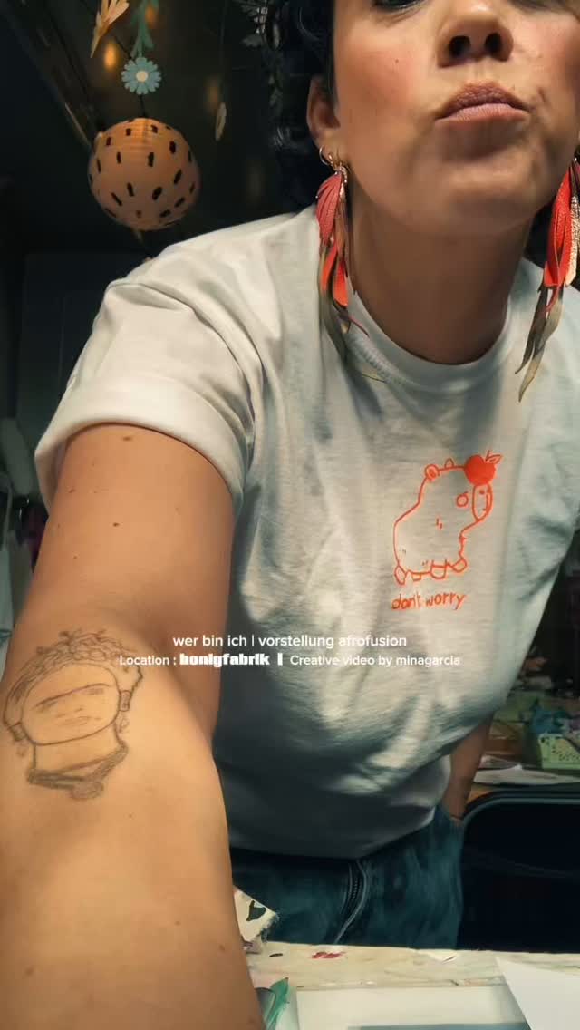 Siebdruck trifft Festival-Vibes!
Die Druckmanufaktur bringt am Afrofusion Fest Farbe auf Textilien – live, direkt und zum Mitmachen. 🌈🖐🏽
Es wird gedruckt, gekleckst, gelacht – offen für alle, die Lust auf kreative Action und handgemachte Unikate haben.
Wilhelmsburg, let’s get messy!
#AfrofusionFest #Druckmanufaktur #SiebdruckLive #Wilhelmsburg #CreativeEnergy #PrintItYourself