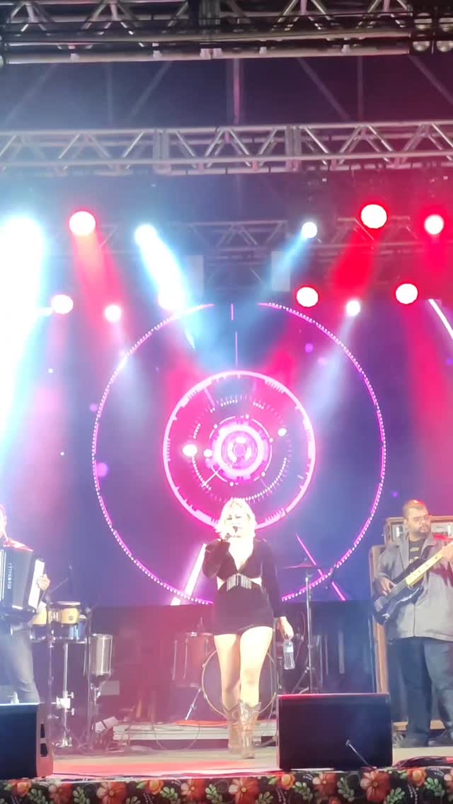 Show maravilhoso em Joanópolis
#sertanejouniversitario #sertanejo #show #fyp #musica #brasil #Danella #cantoradanella #showdadanella #instagood #instafeed #musicanocampo #festadopeao #festajunina #reels #reelsinstagram #reelfeed #like4like #instagood #cantora #voz #banda #forró