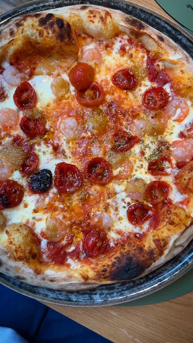 Shrimply the best. Unsere Gamberetti-Pizza bringt das Meer auf den Teller – und viiiiel Knoblauch! 🦐🔥