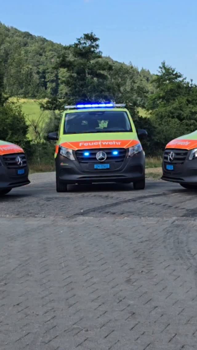 😄 Sie sind da 🎉🥂
ℹ️ An unserer Sommerschlussübung durften wir die 3 neuen PTF (Personentransportfahrzeug) einweihen.
Diese Fahrzeuge gehören zur Strategie für die Ersatzbeschaffung von leichten Ersteinsatzfahrzeugen unter 3.5 Tonnen.
Stationiert sind sie in Schmidrüti, Wila und Wildberg.
🚒 Mercedes Vito CDI Tourer PRO
👩🚒 9 Plätze
🧰 Handfunkgeräte, FlipChart, Absicherungsmaterial
🛠 @carr_rusterholz_ag
👏 Vielen Dank allen Beteiligten für Ihr Vertrauen und Einsatz
.
.
.
.
.
.
#FeuerwehrTurbenthalWilaWildberg #turbenthal #wila #wildberg #tösstal #blaulicht #feuerwehr #swissfirefighter #mercedes #vito #feuerwehrfahrzeug #ptf #fahrzeugpark #mercedesvito #fahrzeugflotte #neuesauto #gutefahrt #neuwagen #einsatzfahrzeug