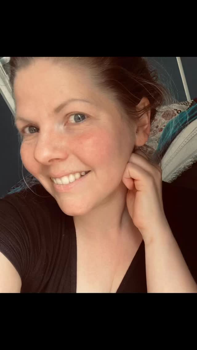 ✨ Soms voel je het aan alles.
Je hoofd zit vol,
je huid voelt moe,
je binnenwereld vraagt om zachtheid. 💫
En dat is oké.
Je hoeft niet altijd te stralen. 🌙
Juist in die zachtere, stillere lagen
schuilt diepe schoonheid.
Niet perfect, niet gepolijst — maar echt. 🌿
Je lichaam draagt herinneringen,
je huid laat voelen wat vanbinnen leeft.
En juist daar, in die stille fluistering,
begint ware heling. 🌸
Zelfzorg is geen luxe.
Een skincare routine is meer dan een crème.
Het is een liefdevolle ontmoeting met alles wat jij bent. 💖
Een moment van afstemming —
op alle lagen die je huid met zich meedraagt.
Een uitnodiging om bij jezelf te blijven,
te voelen, te luisteren, te verzachten. 🕊️
Kijk vandaag eens in de spiegel,
niet om te oordelen,
maar om écht te zien. 👁️
Wat leeft er onder het zichtbare?
Welke fluistering vraagt jouw aandacht? 🌬️
Wees daar even bij.
Met zachtheid.
Met ruimte.
Schoonheid zit niet alleen in het stralen,
maar in hoe je aanwezig blijft
bij alles wat zich in jou ontvouwt. ✨
Neem vandaag even de tijd om écht bij jezelf te zijn. 💫
#innerbeauty #sundaymood☀️ #nomakeup