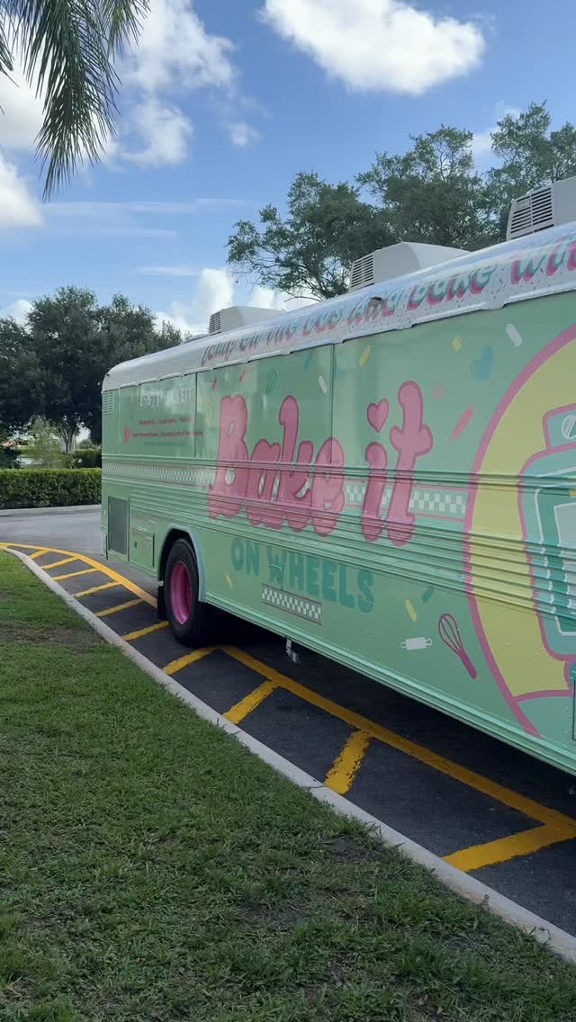 Our little chefs had the ultimate summer adventure on the ‘Bake It on Wheels’ bus: mixing, baking, decorating, and making sweet memories together! 🧁👨🍳🚌💝 Thank you so much @bakeitonwheels, they loved it!