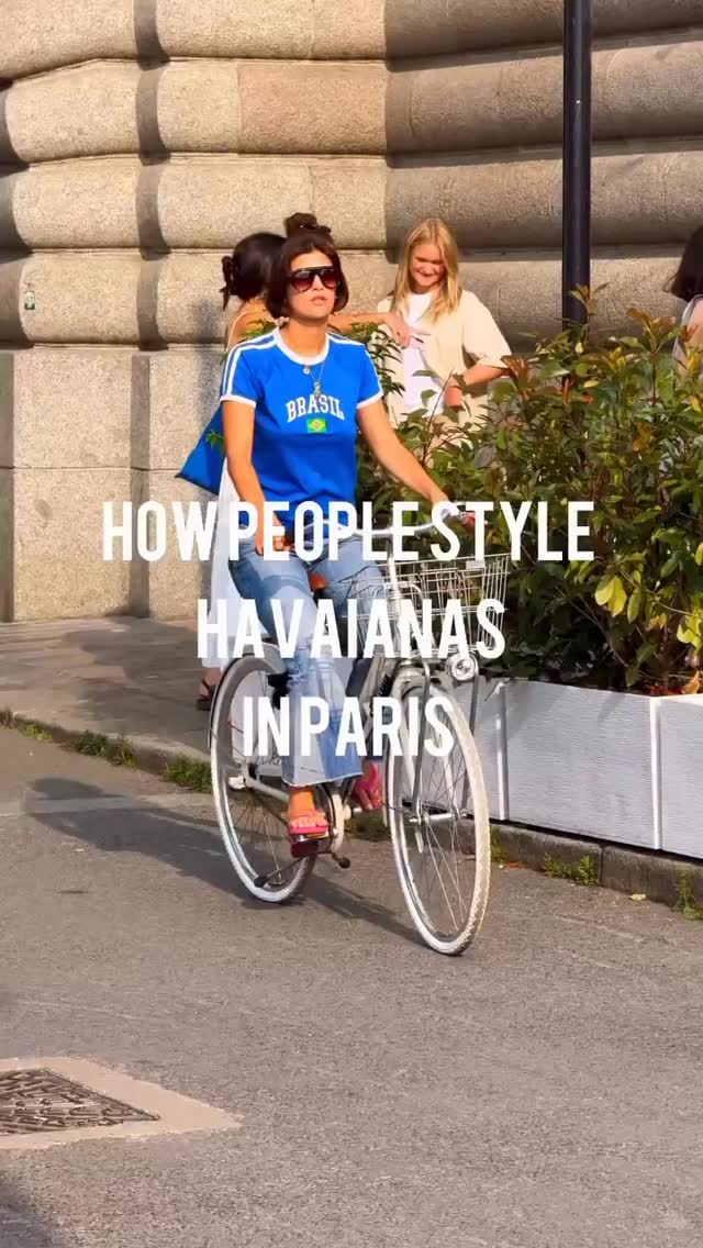 👣🇧🇷¿Como están usando las Havaianas en París?
Las Havaianas brasileñas se han convertido en tendencia — y en París, se apoderaron del street style europeo, demostrando que la comodidad y el estilo caminan (¡literalmente!) de la mano. ¡Mira!
.
.
.
#HavaianasEnParís #TendenciaVerano2025 #EstiloBrasileño #DeBrasilAlMundo #HavaianasEurope