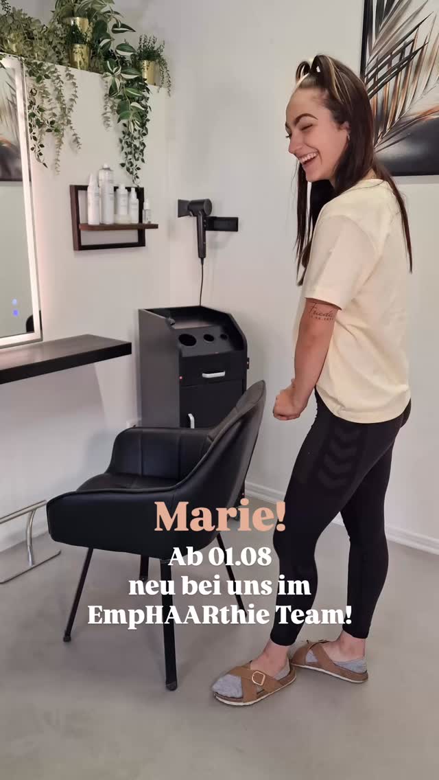 Willkommen Marie!
Ab 01.08.2025 als Friseurin bei uns im EmpHAARthie Team!
Auf die Termine fertig los!! 📞
Marie – unsere kreative Seele im Team ✨🎨✂️
Schon als 14-Jährige saß Marie bei mir im Stuhl und sagte mit leuchtenden Augen:
"Ich will Friseurin werden!"
Und genau das spürt man bis heute bei jeder einzelnen Arbeit von ihr. ❤️
Marie lebt und liebt das Friseurhandwerk mit einer ganz besonderen Leidenschaft... sie ist unsere Künstlerin im Team. Detailverliebt, ideenreich und voller Gespür für individuelle Looks. Ob Farbe, Schnitt oder Styling: Bei Marie bekommt Kreativität eine neue Bedeutung. Sie denkt um die Ecke, fühlt sich in Menschen ein und bringt selbst ausgefallene Wünsche mit sicherer Hand auf den Punkt. 🎯
Doch keine Sorge... auch wer es lieber klassisch und dezent mag, ist bei Marie bestens aufgehoben. Denn ihre Stärke liegt nicht nur im Außergewöhnlichen, sondern auch in der Kunst, genau das umzusetzen, was zu euch passt.
Unauffällig aufwendig? Dezent mit dem gewissen Etwas? Genau ihr Ding.
- Du suchst einen Look, der dich widerspiegelt... mit Liebe zum Detail und einem Hauch Extravaganz?
- Du möchtest dich einfach in gute Hände begeben... mit Vertrauen und Professionalität?
Dann bist du bei Marie genau richtig.
Jetzt Termin sichern und Marie kennenlernen... lass dich inspirieren!