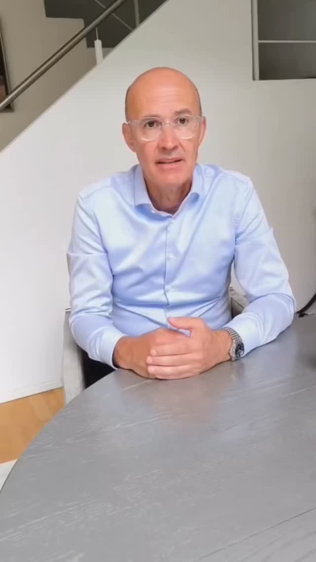 Klartext mit Jan am Morgen – heute mit der Frage: Kann ein Unternehmer eine Verwaltung führen? (Teil 2/3)
Unsere Antwort: Ja – und zwar mit Haltung und Prinzipien, die Jan im Video genauer erläutert.
Denn ob Unternehmen oder Verwaltung – im Mittelpunkt stehen Menschen. 🟠
Habt einen schönen Tag - morgen gibt es den dritten Teil ☀️
#sgzukunft #solingen #kommunalwahl2025 #klartextmitjan