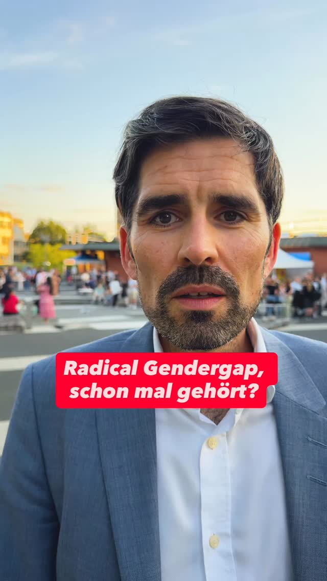 Männer wählen rechts, Frauen links.
Warum ist das so? Wie trägt Bildung dazu bei, Radikalisierung bei Männern zu begegnen bzw. zu verhindern?
Darüber und vieles mehr durfte ich mit hunderten Studierenden auf Einladung der Psychologiestudent:innen (Psycholog:innen für Demokratie) der Universität Trier eine spannende, bereichernde Diskussion führen.
Ich wünsche mir: der Dialog ist begonnen, führen wir ihn weiter - für unsere vielfältige Demokratie und Abbau von Vorurteilen, Ressentiments und Ängsten.
#radicalright #radicalgender #genderclash #psychologie #unitrier #trier #bildung #gender #sventeuber #trier #trierimlandtag #diversity