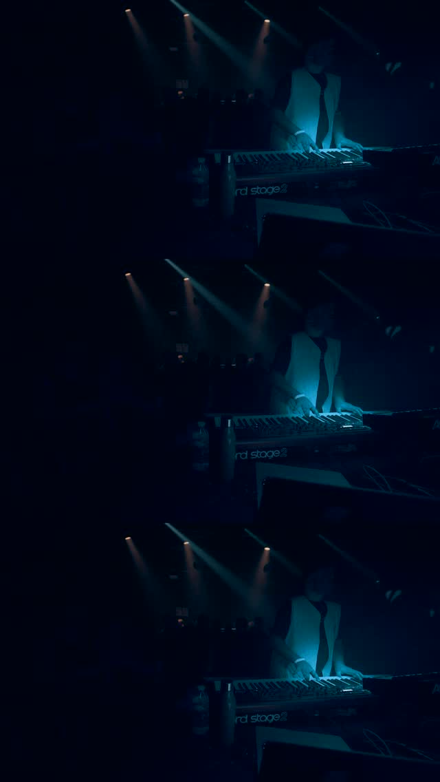 In Sync, c’est un de mes morceaux les plus chill… mais à chaque concert, il me fait trop planer ! Y’a un truc qui se passe, une vibe qui connecte direct
-
In Sync is one of my chillest tracks… but every time I play it live, it hits deep. There’s something about it — the vibe just clicks
📹 @tibozstudio