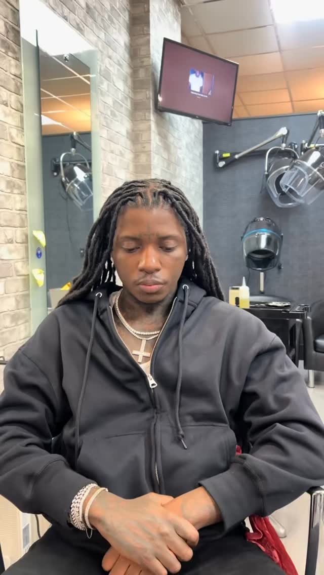 Sahbabii by Us
Q2 Locs Parlour Limited
Service : wash, retwist
Interested in booking ? Check link in our bio 👆🏾.
Tired of salons that don’t understand your crown? At Q2 Locs Parlour, we specialise in bespoke loc care, protective styling, and scalp wellness—because your hair deserves expert hands and authentic care.
location : Harrow , North west London . 📍
Best train line : Metropolitan 🚊
Finding 🅿️arking on appointment day ?
Greenhill Way Car Park ( 7mins walk )
St Ann’s Car Park ( 6 mins walk )
St Gorge’s Car Park ( 7 mins walk )
Got further questions? Send us a dm @q2locsparlour or text message / call / WhatsApp via 07508902133
What we offer:
• Signature Loc Maintenance & Retwists
• Start Loc Journey Packages
• Dry Scalp & Hair Growth Treatments
• Premium Natural Hair Products (Now Available In-Store!)
Book your appointment today and experience why our clients call us London’s go-to loc specialists.
Tag us: #Q2LocsGlow to get featured!
—
#Q2LocsParlour #LondonLocs #NaturalHairUK #LocGoals #AfroHairCare #ScalpTreatment #LocJourney #HairCareBusiness #BookNowLondon #NaturalHairCommunity