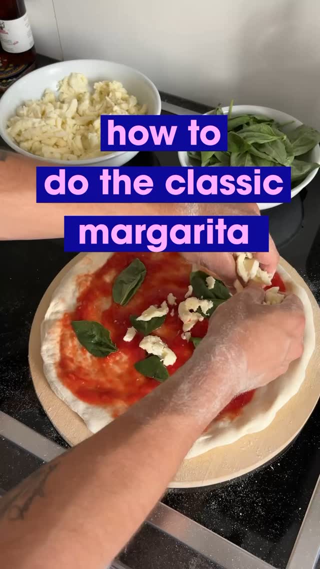 Part 2 is here! 🍅 In this video, we’ll show you how to whip up the simple tomato sauce we love (no cooking, no stress) and how to top your Margherita the classic way: tomato, mozzarella, basil, olive oil. That’s it. Just a few ingredients, but the full flavor. Think less is more — and trust the basil. 🍕🌿 Can’t wait to see your creations!
#scuolavolante #thepizzaguy #pizzaschool #pizza #discovolante #prontovolante #wien #pizzaworkshop #viennaactivities #pizzaworkshops #pizzatime #pizzaexperience #cookingschool #pizzalovers #foodie #neapolitanpizza #fromdoughtocrust #pizzatutorial #homemadepizza #tomatosauce #margheritapizza #kitchenmagic #reelgoodfood #simpleisbest #pizzavibes #atasteofnaples