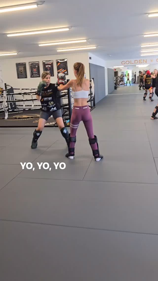 They wanna know - who‘s that girl(s) ✨
Komm vorbei und lern uns kennen - jeden Sonntag 10:30 Uhr Girls only kickboxing class mit coach @stahl.na 🔥