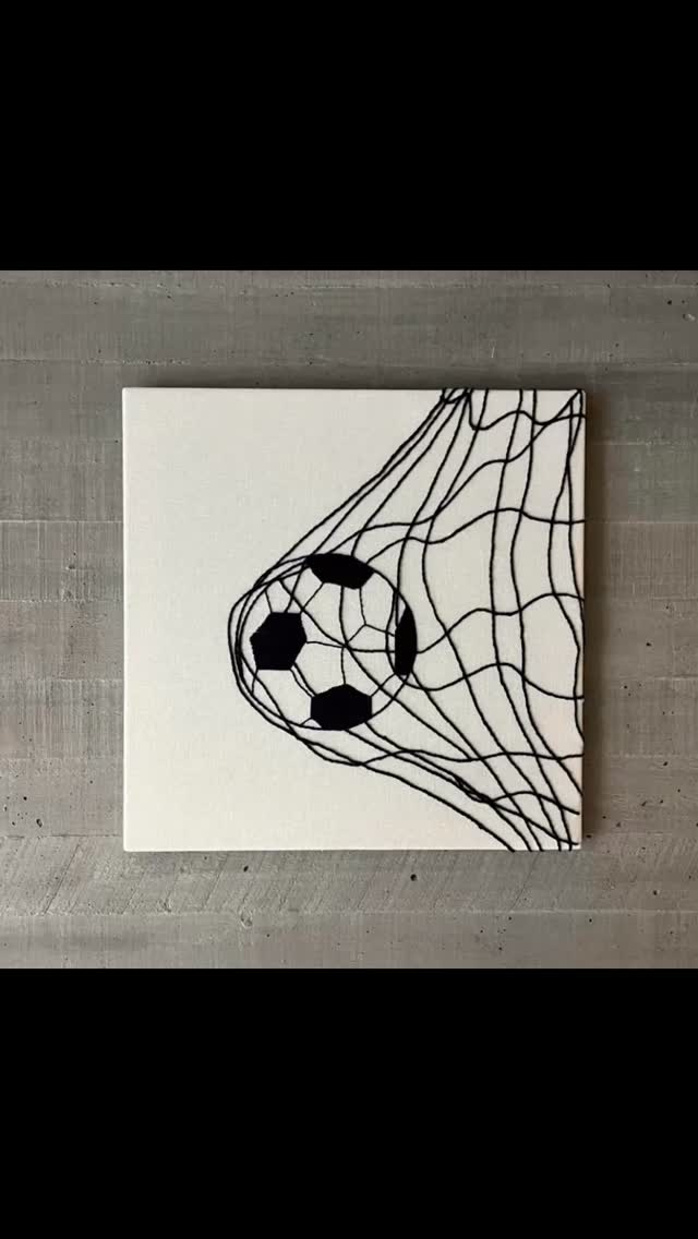 Cada gol, cada jugada, cada emoción… lo llevamos del estadio a tu muro.
Nuestros cuadros de fútbol están pensados para hinchas de verdad, esos que viven el fútbol con el corazón.
Hechos a mano, personalizados y con el detalle que tu equipo se merece.
¿Tienes un jugador favorito? ¿Una frase que te inspira? Lo bordamos para ti.