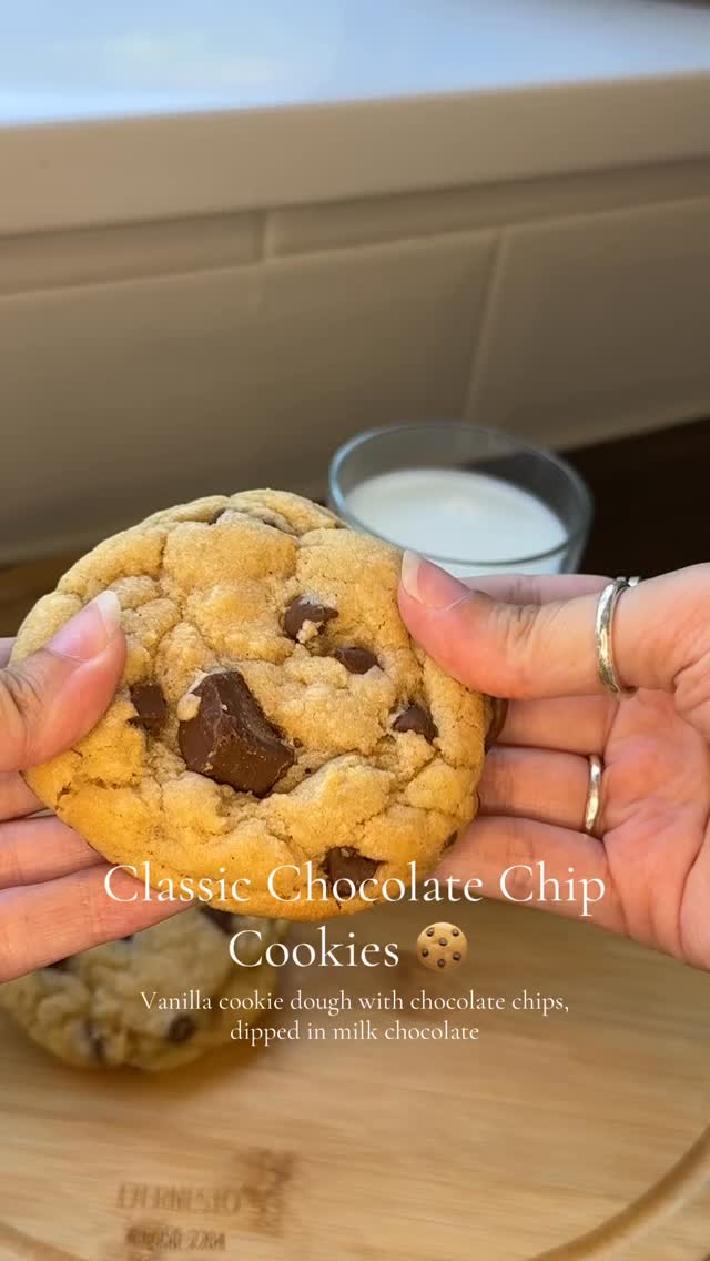 I decided that with this weeks heatwave, it was far too hot to be baking cakes ☀️
I *very sensibly* decided that in this heat, a recipe that was 90% chocolate was a better way to go…
If you’d like to try making these yourself (although I’d wait until things cool down a bit) the recipe is as follows:
150g Unsalted Butter
100g Caster Sugar
150g Soft Brown Sugar
1 Egg
1 Tsp Vanilla Extract
200g of Milk Chocolate Chips
200g Melted Milk Chocolate
150g Plain Flour
180g Self Raising Flour
Bake for 10-12 minutes on 160c
#baking #bakingtiktok #bakingrecipe #recipes #easyrecipe #bakingszn #summerrecipes #schoolholidayfun #bakingtok #kidsrecipes #cookies #cookierecipe #classiccookies