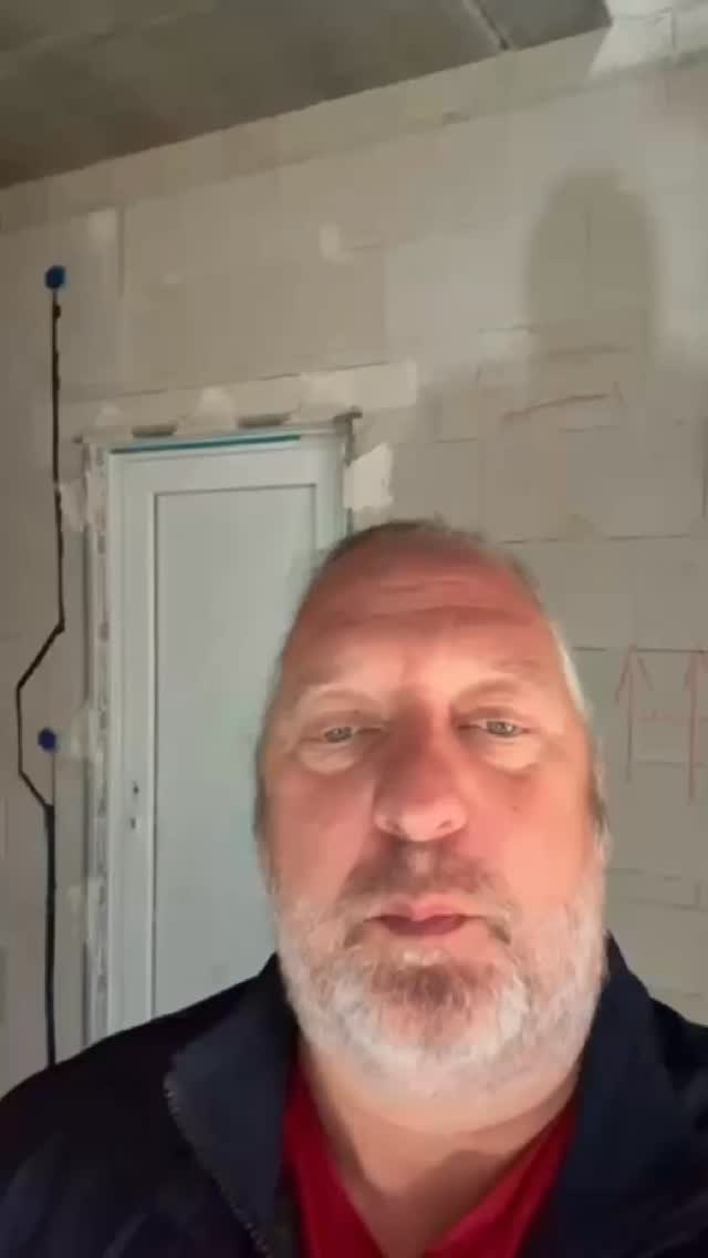 Start der Innenputzarbeiten in Bremen. Die vorbereitenden Arbeiten für den Innenputz laufen:
✅ Schutzschienen wurden gesetzt
✅ Fenster sorgfältig abgeklebt
✅ Raffstorekästen verstärkt
All das sorgt dafür, dass im nächsten Schritt der Putz sauber und exakt verarbeitet werden kann.
Ein sauber vorbereiteter Innenputz ist die Grundlage für alles, was später kommt – von Farbe bis Fliese.
Handwerk in Präzision!
#innenputz #baustelle #hausbau2025 #bauupdate #bauarbeiten #eigenheim #neubauprojekt #baustellenleben #handwerk