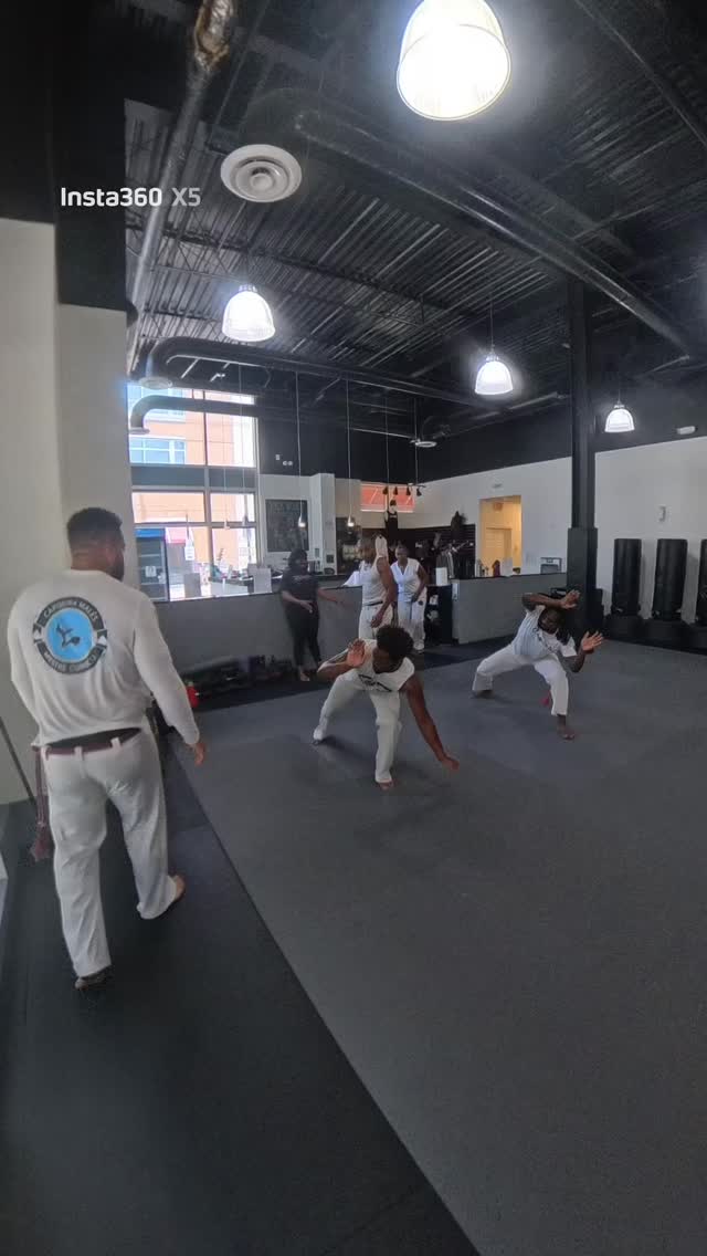“O crescimento começa com a consistência—a base de todas as conquistas de longo prazo.”
#peixeboicapoeira #mestrecurisco #mestreluabranca #capoeiramales #capoeiratreina #fyp #fypシ #fypシ゚viral #love