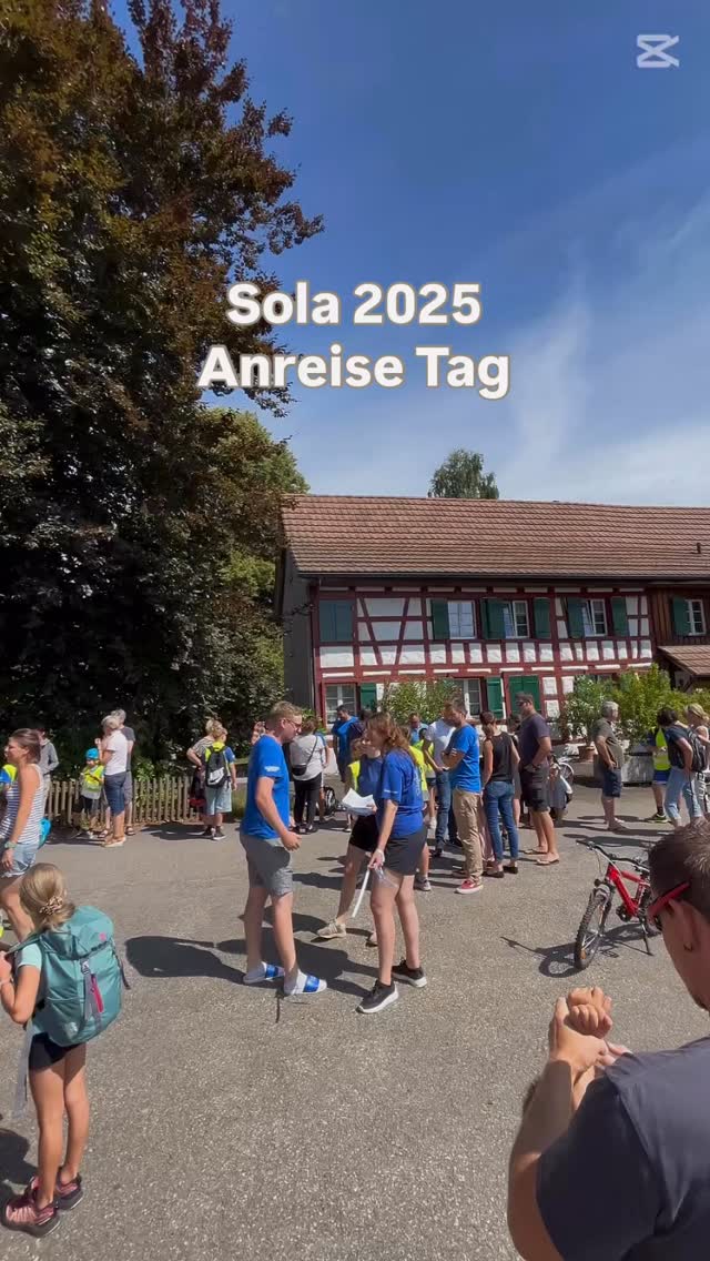 De ersti Sola Tag isch scho wider verbii😌☀️ Als wir beim Jublaraum angekommen sind, haben wir Globi getroffen. Globi wurde gerade von einem Polizisten verfolgt, weil Globi zu schlecht mit dem Velo gefahren ist und somit eine Gefahr für die Strasse war. Danach haben wir uns auf dem Weg gemacht um mit Globi zusammen das Velofahren zu lernen und üben.
Die ganze Gruppe ist gut und motiviert gefahren und bei der Ankunft am Zeltplatz direkt ihre Zelter bezogen und die Schlafsäcke ausgebreitet.
Nach dem Abendessen besuchten wir Ateliers die wir freiwählen konnten, bei denen wir zwischen verschiedenen Sachen aussuchen konnten wie z.B. Bändeliknüpfe, Specksteinschleifen usw.