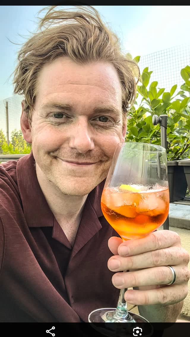 FUN FACT! Im Sommer gönnt sich Johannes Heinrichs auch einen Aperol! Sommer, Strand und Spritze... So muss das!
#sommer #aperol #beachvibes #micarmedia
