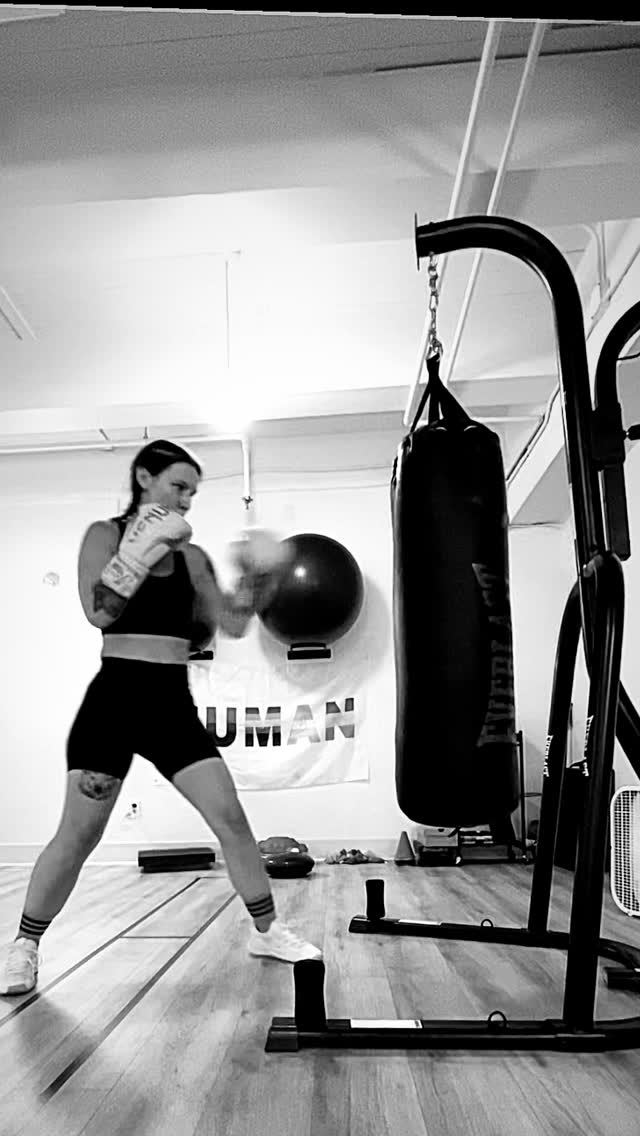 We are ~*jazzed*~ to have a boxing bag in our therapy gym! 🥊
Boxing is excellent for stress management, upper and lower body coordination, reaction time training, cardiovascular endurance, and adds a cognitive challenge of choosing which punches or defense to throw!
Can’t wait to add it into some treatment programs 🥵
PS thanks to @titleboxingclubpdx_beaverton for teaching me the skills and spread the #boxing bug to our clients!
#physicaltherapy #neurorehab #vestibularrehabilitation #stressmanagement #womenwhobox