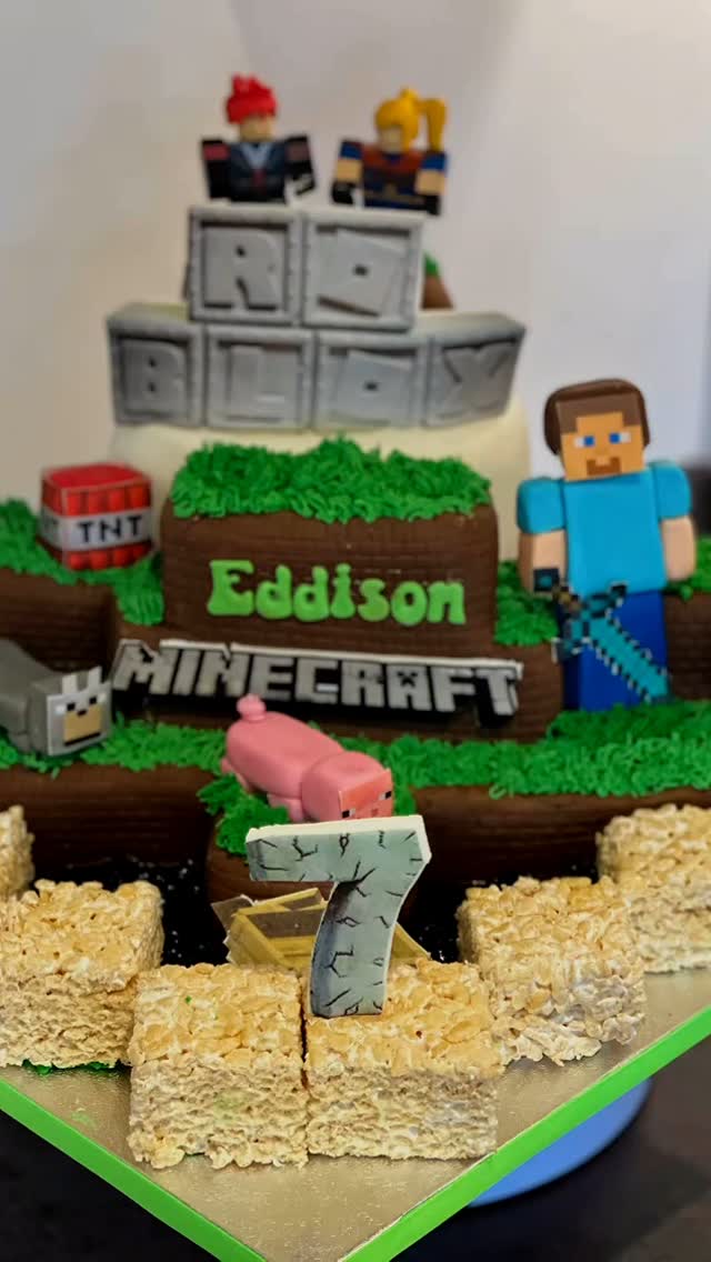 Minecraft stack cake 💚#birthdaycake #happybirthday #happybirthdaycake #vanillasponge #celebrationcakes #sayitwithcake #ricecrispytreats #minecraft #minecraftcake #7thbirthdaycake #7thbirthday