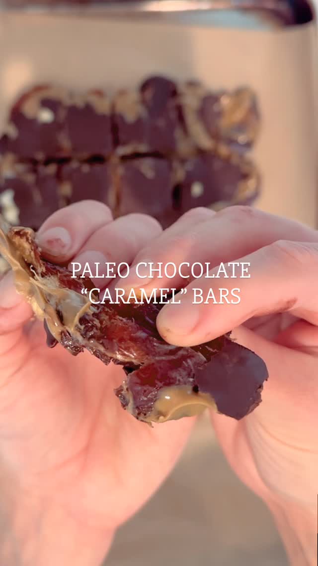 PALEO CHOCOLATE “CARAMEL” BARK 👇
Pit & open dates, smashing them down next to each other. Spread desired nut butter on top (I use Sunbutter or cashew butter) and then sprinkle on chopped nuts (I use cashews). Spread melted chocolate on top (I use Hu) and sprinkle on course salt (I use Himalayan or Celtic sea salt). Freeze to set up then cut in squares, & store in an airtight container in the freezer!! Enjoy!
Do you like Dates???