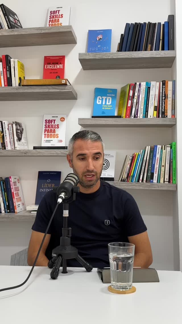 Como começou o caminho de escrita do livro? Assim 😊
Em 2023, depois da minha palestra no DDC Samsys, o @manuel_a_andrade fez-me esta “provocação”. O resto é história 📖
Podem ouvir esta e outras histórias no podcast extra que já está disponível, no Spotify e Apple Podcasts 🎧