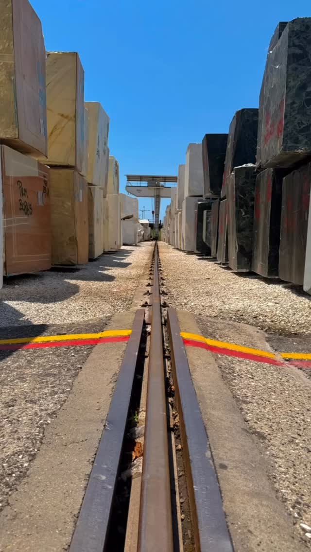 Selecting blocks of marble in Carrara for a project built on beauty and intention
.
.
#luxurylifestyle #greatclients #finehomebuilding #archdaily #archilovers #customhomes #coastalliving #tastingtable #marblecountertops #chefstable #homechef
.
.
@andrewbartolotta_aia
@ospreybarns
@addesso_mgw
