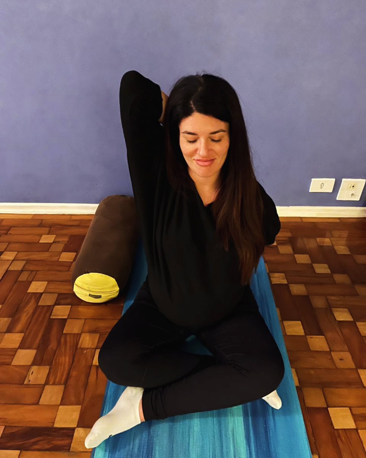 ✨Yoga para Gestantes na Casa Lume✨️
Nossas práticas são pensadas para acolher o corpo em transformação, fortalecer a consciência e trabalhar o vínculo entre mãe e bebê.
Com suavidade, respiração consciente e posturas adaptadas, oferecemos um momento seguro para escutar o corpo, adquirir lucidez sobre seus processos interiores e angariar ferramentas que auxiliam em todo o processo da gestação, parto e puerperio.
🌿 Ideal a partir do 2º trimestre
📆 Consulte os horários disponíveis
#YogaParaGestantes #GestarComPresença #CuidadoNoYoga #MaternidadeConsciente #YogaComAmor