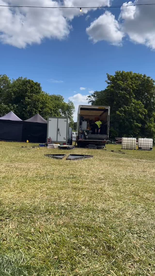 We get asked a lot how do we set up our big frontage, so here is a quick behind the scenes…
#smallbusiness #festivalfood #glastofest #ukfestival #boomtown #streetfood #festivals