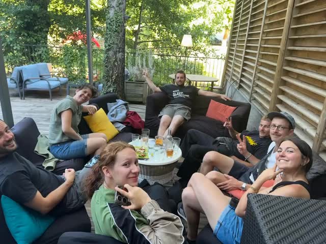 🎬 Merci à l’équipe technique du tournage Espionne d’être venue chiller avec nous ! 😉
(Et non, sur la photo, ils n’étaient pas encore tous arrivés 😏)
☀️ Ici, pas de klaxon, pas de stress, pas de goudron brûlant.
Juste des potes, des rires, des verres posés sur la table, l’ombre des arbres et ce petit courant d’air qui te fait dire : « on est bien, là. »
🛋️ Viens t’installer dans nos salons en terrasse, à l’abri des regards, loin du bruit et de la foule.
Ici, t’es au bord de la Jordanne, pas au bord d’un rond-point.
Et franchement… ça change tout.
🍹 Pas de chichi : on trinque, on grignote, on papote, on chill.
Ping-pong, terrain de pétanque, tout est là pour prolonger l’apéro.
Envie de juste souffler et profiter ? Tu viens d’arriver au bon endroit.
📍 @canotbar Le Canot’ Bar by Le Canotier Live – 18 rue du Buis, Aurillac
🕕 Ouvert du mardi au samedi dès 18h
🌞 La terrasse t’attend. Et elle est prête.