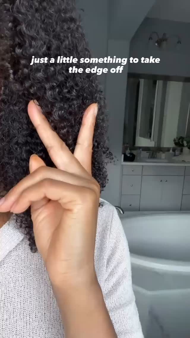 A new bombshell is about to enter the villa! Our half wigs are almost here, seamless blending in with your natural hair and giving that volume and definition that you (and we) love🙂↕️🤏🏾
#naturalhairextensions #hairforthegirls #naturalhaircommunity #naturalhairstyles #naturalhairrocks #curlynaturalhair #halfwig