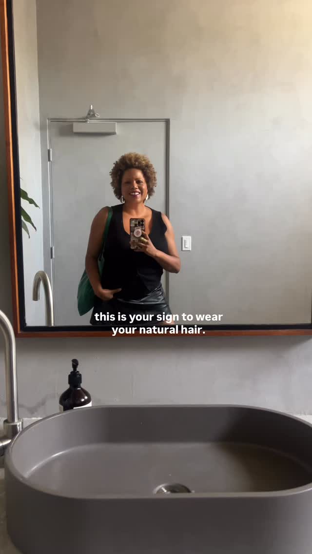 A great hair color, lippy and pleather mini is all I need. @beautifulhairbyangelado
💌 #naturalhair #summerhairstyles #fitcheck #blackwomenbeauty #baylage #outfitoftoday #weekending