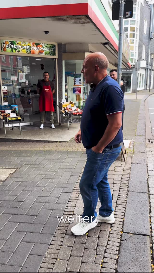 🟠 Solinger Geschichte – ein Rundgang durch die Innenstadt
Seit Generationen betreibt Lutz Nippes Familie das älteste Schuhgeschäft Solingens. Die Hauptstraße: Früher pulsierendes Herzstück der Innenstadt. Heute: Leerstand, Stillstand, Rückzug.
In unserem Rundgang durch die Innenstadt wird deutlich: Hier wurde zu lange verwaltet statt gestaltet.
Es reicht nicht, über Bürgerbeteiligung zu reden. Wir wollen echte Lösungen entwickeln, mit den Menschen, nicht über sie.
👉 Die Innenstadt lebt – wenn wir es wollen.
Deshalb haben wir SG.Zukunft gegründet. Eine neue Wählergemeinschaft, getragen von Erfahrung, Bürgernähe und dem echten Willen zur Veränderung.
Wir stehen für konkrete Ideen statt Alibi-Politik – und freuen uns über den riesigen Zuspruch.
Wenn ihr uns unterstützen möchtet, meldet euch gerne bei uns.
Wir freuen uns auf eure Nachricht! 🟠
#SGzukunft #solingen #kommunalwahl2025 #zukunft