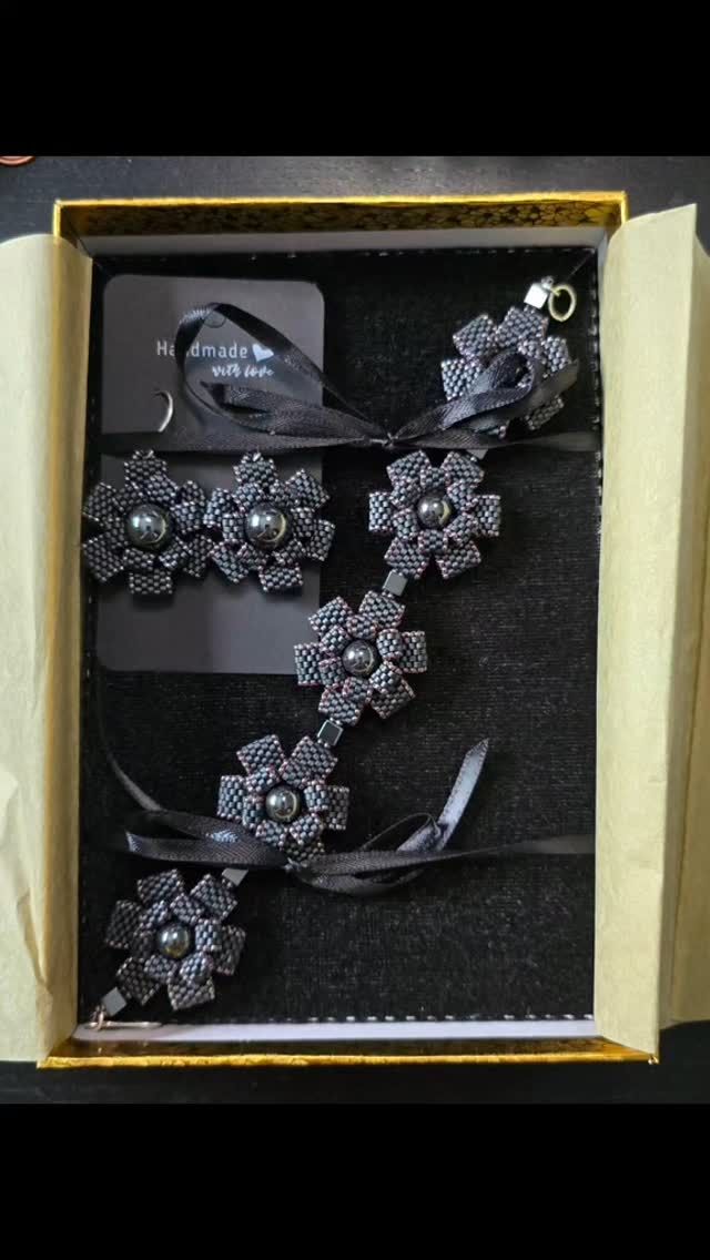 Personal order. Ready to meet its owner. 😊
If you would like to order something special for yourself or someone you love, or just a gift for your friend, let me know in the comments or message me.
#jewelry #handmadejewelry #earrings #bracelet #grey #hematite #ontario #ᴍᴀᴅᴇᴡɪᴛʜʟᴏᴠᴇ #gift #personalorder