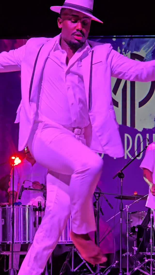 Que emoção 🤍. One of our favourite show moments. Danced by @pauloroza 🎩 with nosso cantor @decogomess on vocals 🎤.
The next edition of The Carnaval Experience is coming to the stage on Saturday August 2nd @thejuniors_kingsford! Featuring a stellar cast of esteemed local and international artists from Rio Carnaval 🇧🇷.
🎟️ Link to book tickets in bio @rioprojekt.